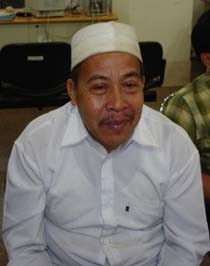 Mbah Tarjo Tersesat di Atap Hotel Bintang Lima 